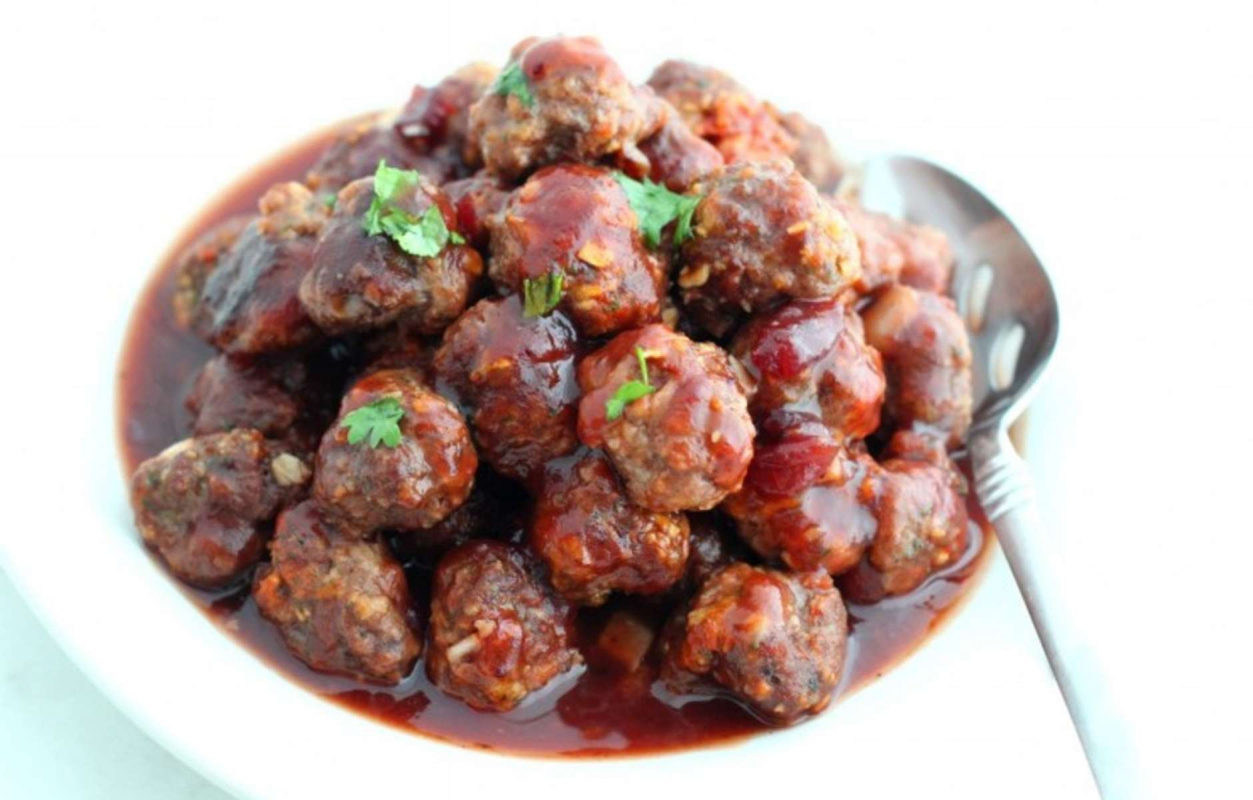 Фрикадельки в клюквенном соусе