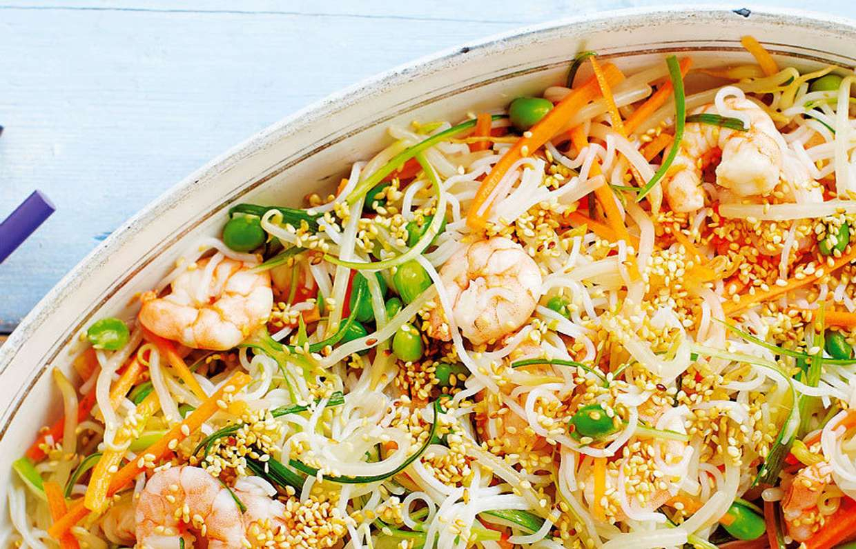 Рисовая лапша с овощами и креветками