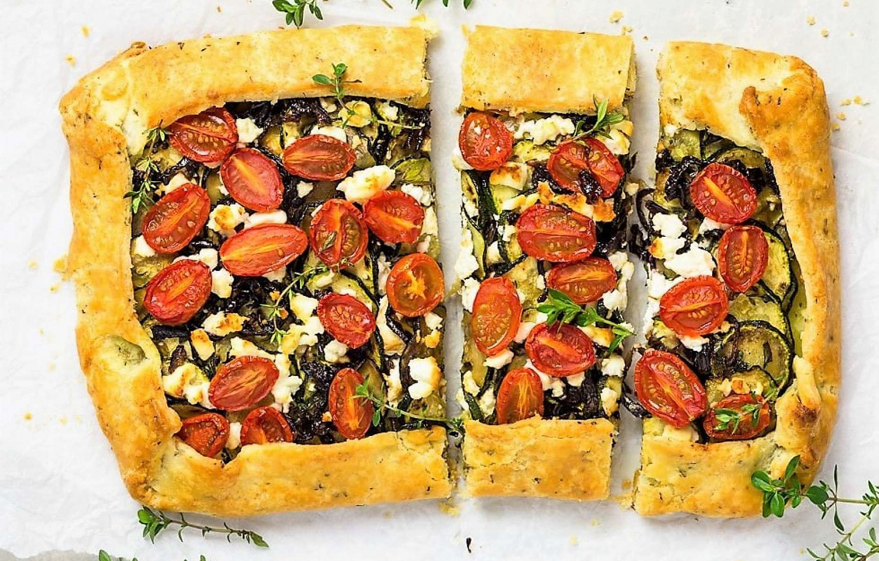 Пирог с сыром фета, цуккини и черри