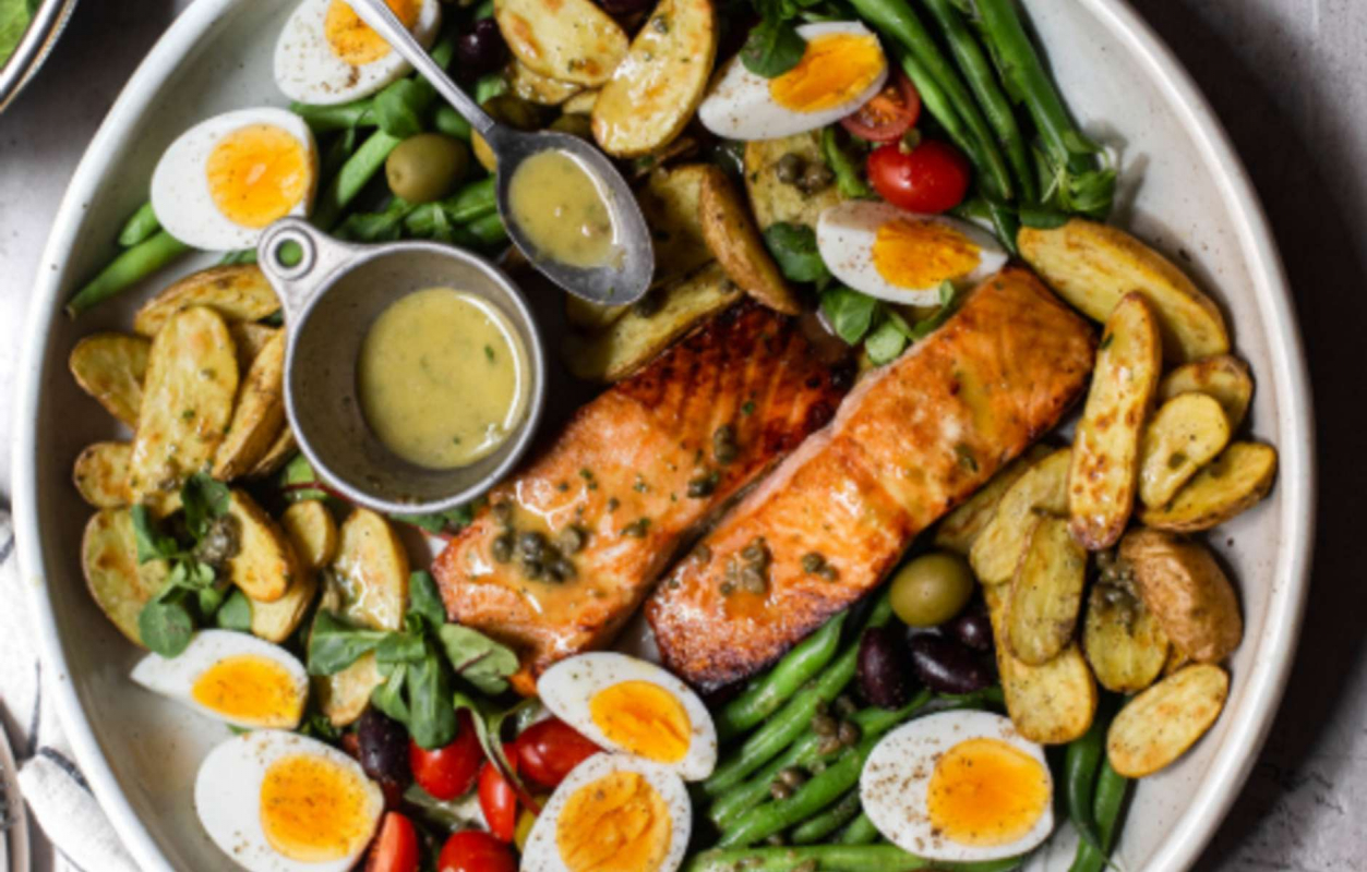 Теплый салат с лососем и соусом винегрет