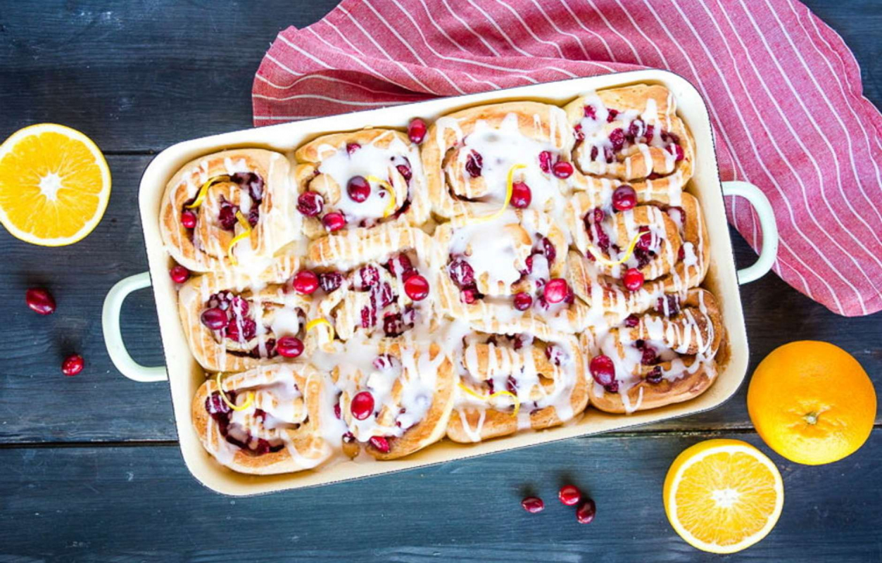 Рождественские булочки с клюквой и апельсином