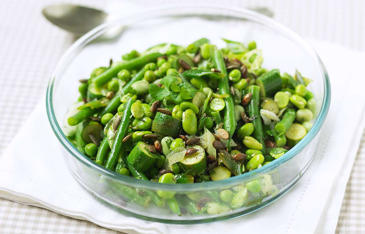 Салат из стручковой фасоли, кабачка и бобов