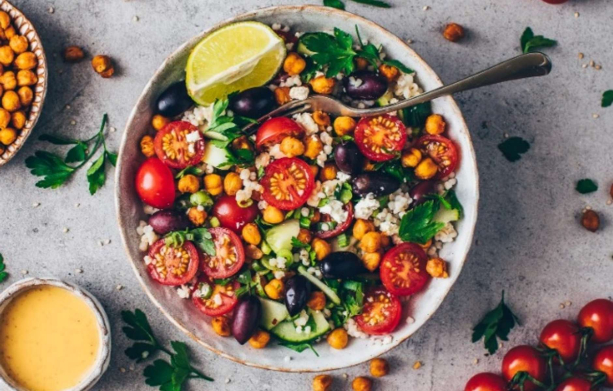 Средиземноморский салат с жареным нутом, овощами и козьим сыром