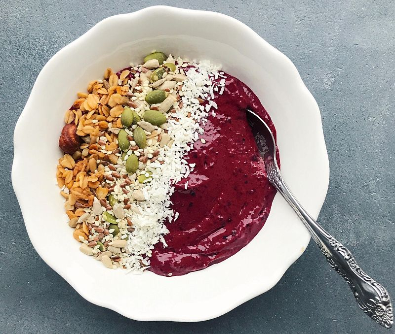 Ягодный смузи-боул с гранолой