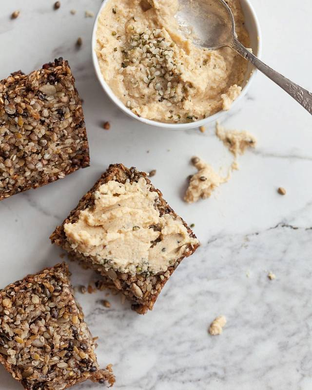 Хумус с конопляными ядрами