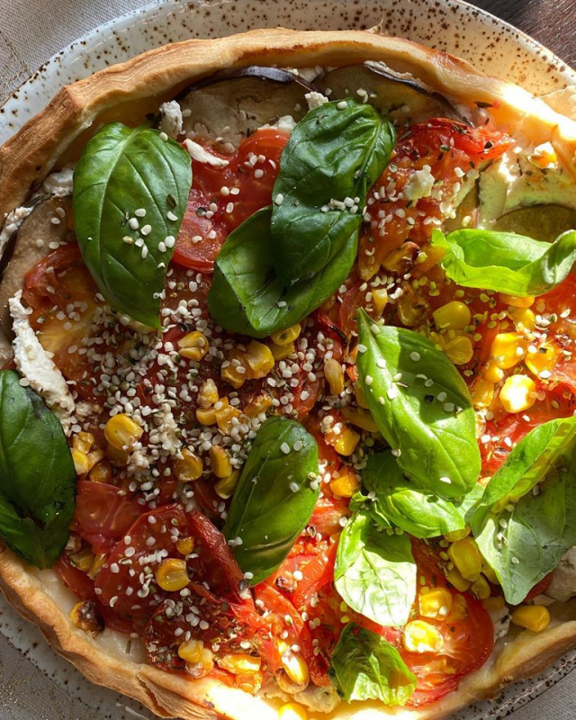 Быстрый летний пирог с ядрами конопли