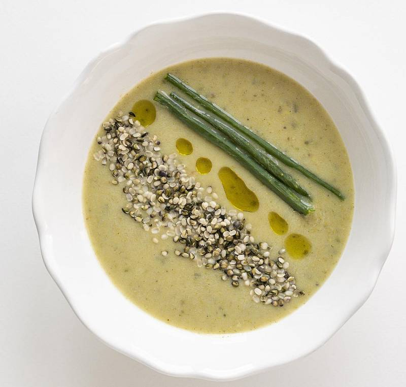 Суп-пюре карри из овощей с конопляным маслом и ядрами